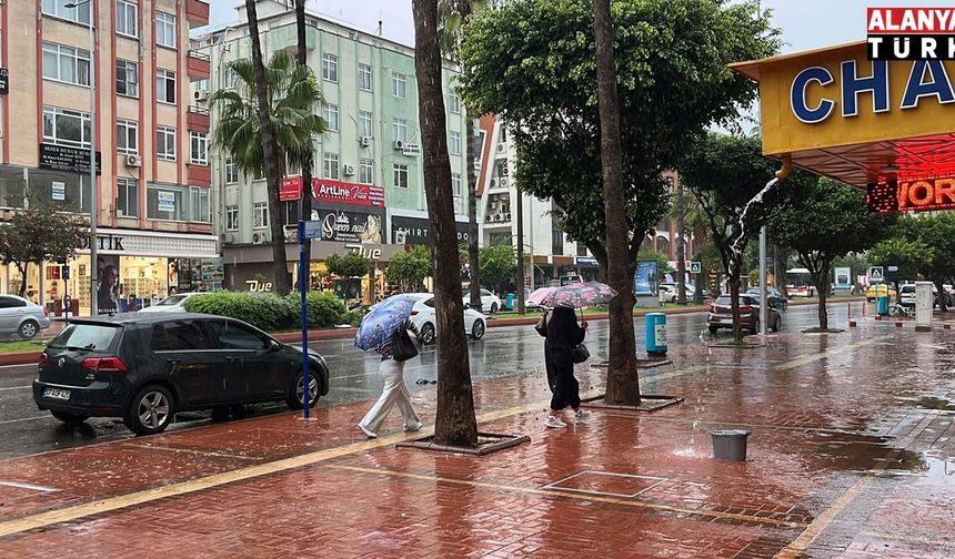 Alanya’da sağanak yağış etkili oldu: Hazırlıksız yakalananlar zor anlar yaşadı