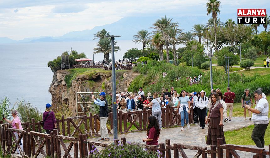 Antalya'da turistler yağmura şemsiye, şelaleye objektif açtılar