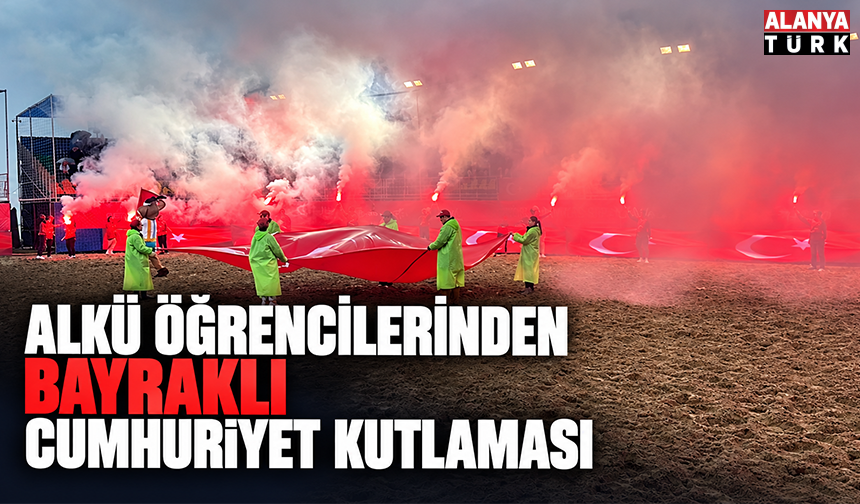 ALKÜ öğrencilerinden bayraklı Cumhuriyet kutlaması